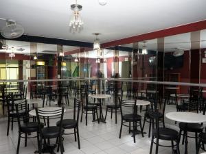 Hostal Sueños في ليما: مطعم فيه طاولات وكراسي في الغرفة