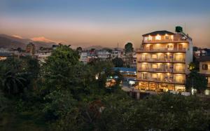 un edificio alto con luci accese in una città di Hotel Lake Shore a Pokhara