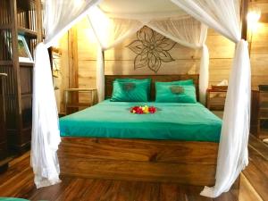 Tempat tidur dalam kamar di Villa Monyet Java