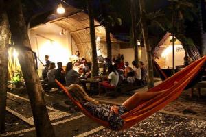 Asiakkaita majoituspaikassa Villa Monyet Java