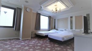 Postel nebo postele na pokoji v ubytování Royal Hotel Shinokubo + 25 fotografií