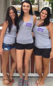 een groep van drie vrouwen die naast elkaar staan bij Bikini Hostel, Cafe & Beer Garden in Miami Beach