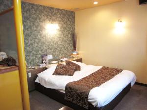 سرير أو أسرّة في غرفة في Pal Hotel Isahaya (Love Hotel)
