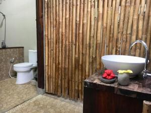 Kylpyhuone majoituspaikassa Villa Monyet Java