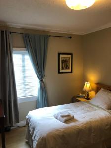 Cozy Bedrooms Guest House tesisinde bir odada yatak veya yataklar