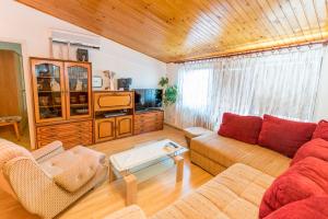 Televízia a/alebo spoločenská miestnosť v ubytovaní Apartments Jere Proto