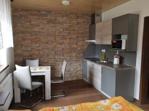 Kuchyňa alebo kuchynka v ubytovaní Apartmány Nad řekou