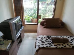 Televiisor ja/või meelelahutuskeskus majutusasutuses GIO Guesthouse Bogor