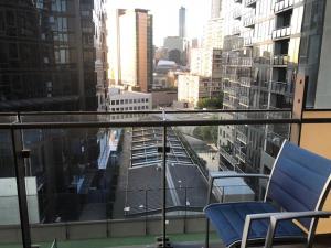 メルボルンにあるEPIC Private Apartmentの市街の景色を望むバルコニー(椅子2脚付)