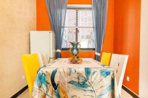 a dining room with a table with a vase on it at Henan Kaifeng·Henan University· Locals Apartment 00140700 in Kaifeng