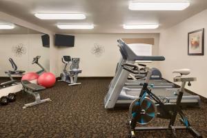 una sala de fitness con cintas de correr y equipos de ejercicio en Travelodge by Wyndham Santa Teresa, en Santa Teresa