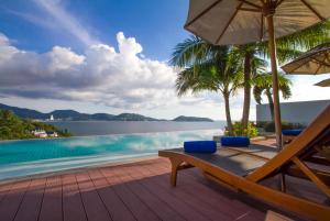 - une vue sur l'eau depuis la terrasse d'une villa dans l'établissement Wyndham Grand Phuket Kalim Bay, à Patong Beach