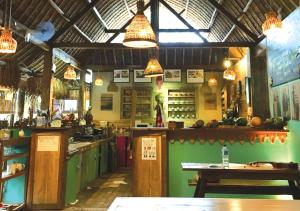 Batukaras的住宿－爪哇夢耶別墅，餐厅设有酒吧、桌子和灯