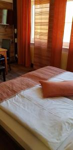 a bedroom with two beds and a table and a window at Hotel am Untreusee in Hof