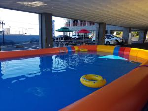 Gold Beach Resort في يوسو: مسبح به مسبح قابل للنفخ بألوان قزح