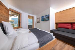 Un pat sau paturi într-o cameră la Apartments Adlerhorst