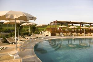 Bazén v ubytování Le Fiabe Hotel Resort nebo v jeho okolí