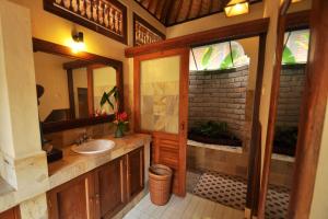
A bathroom at Puri Lumbung Cottages Munduk
