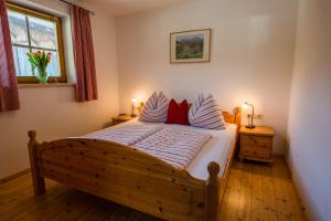 Łóżko lub łóżka w pokoju w obiekcie Apartment Bauernhof Thurnummerstall