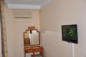 TV a/nebo společenská místnost v ubytování Tuncer Garden Hotel