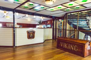 una tienda vikinga con un podio de madera en una habitación en Hotel Barken Viking en Gotemburgo