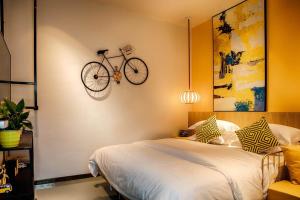 Rúm í herbergi á Huizhou Xilin West Lake Boutique Hotel