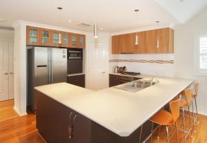 eine Küche mit einer weißen Arbeitsplatte und einem Kühlschrank in der Unterkunft Kestral Ashore in Dunsborough