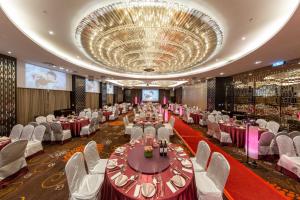 a banquet hall with tables and chairs and a large ceiling at The Howard Prince Hotel Taichung in Taichung +33 photos