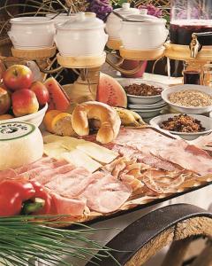 stół z wieloma różnymi rodzajami żywności w obiekcie Weststeirischer Hof w mieście Bad Gams