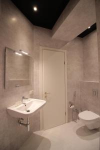 Koupelna v ubytování Super Luxury Apartments