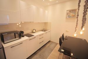 Kuchyň nebo kuchyňský kout v ubytování Super Luxury Apartments