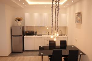 Kuchyň nebo kuchyňský kout v ubytování Super Luxury Apartments