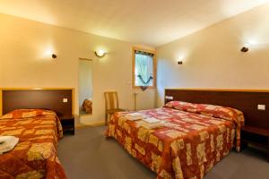 奧爾西內的住宿－飛燕酒店，酒店客房设有两张床和窗户。