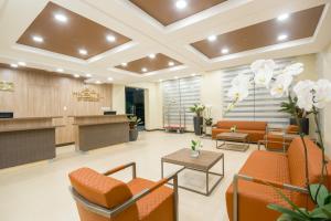 eine Lobby eines Krankenhauses mit Stühlen und Tischen in der Unterkunft Microtel Inn & Suites by Wyndham San Fernando in San Fernando