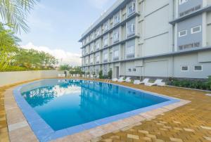 une image d'une piscine en face d'un bâtiment dans l'établissement Microtel Inn & Suites by Wyndham San Fernando, à San Fernando