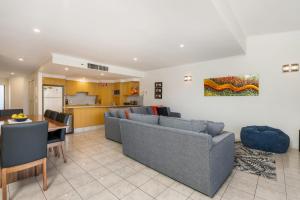 Dapur atau dapur kecil di Byron Bay Accom Unit 2 8 Lawson Street, Byron Bay - Absolute Solace