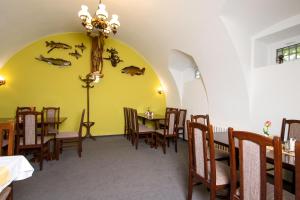 Un lugar para sentarse en Rodinný hotel Myslivna