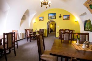 Un lugar para sentarse en Rodinný hotel Myslivna