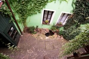 Un jardín fuera de Rodinný hotel Myslivna