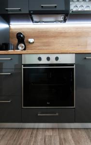 een keuken met een zwarte en zilveren oven bij Apartment Diamond CENTER Gabrovo in Gabrovo