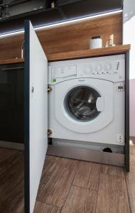 uma máquina de lavar e secar roupa numa cozinha com um balcão em Apartment Diamond CENTER Gabrovo em Gabrovo