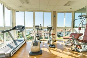 ein Fitnessstudio mit Laufbändern und Crosstrainern in der Unterkunft Azureva Hendaye in Hendaye