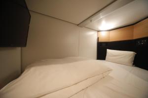 Ein Bett oder Betten in einem Zimmer der Unterkunft Dormy Inn Korakuen
