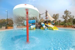 Bazén v ubytování Caravia Beach Hotel nebo v jeho okolí