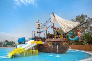 Bazén v ubytování Caravia Beach Hotel nebo v jeho okolí