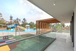 Bazén v ubytování Caravia Beach Hotel nebo v jeho okolí