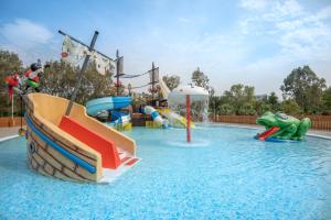 Bazén v ubytování Caravia Beach Hotel nebo v jeho okolí