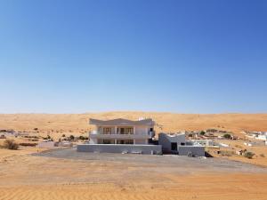 a house in the middle of the desert at Home X4 in Al Wāşil
