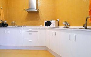 Kuchyň nebo kuchyňský kout v ubytování Acogedor Apartamento Ribeira Sacra