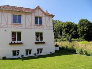 Sassetot-le-MauconduitにあるVilla Dianeの緑の庭のある白い家
